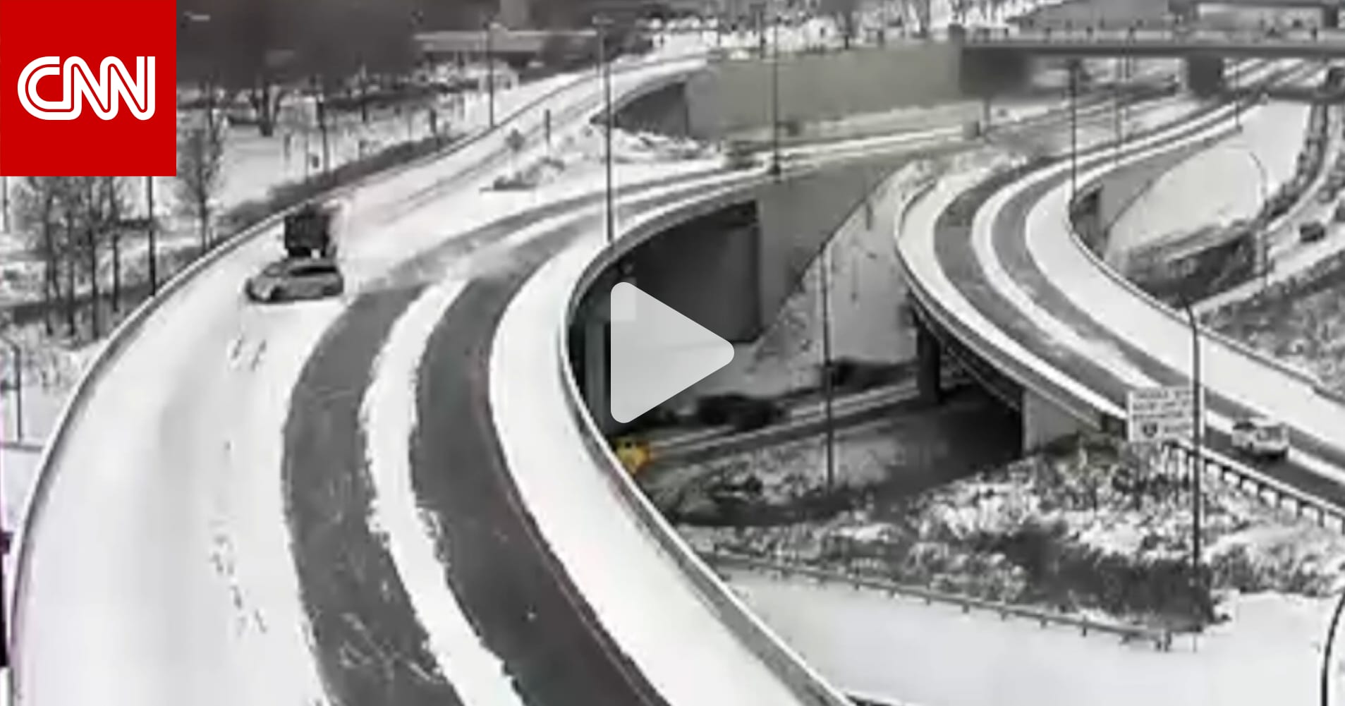فيديو يظهر انزلاق مركبات على طريق ثلجي في أمريكا.. شاهد ما حدث
