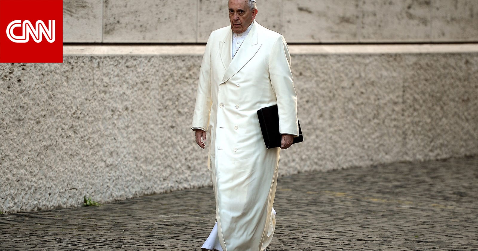 إطلالة غير معتادة.. ما حقيقة صورة البابا فرنسيس بمعطف أبيض منفوخ؟