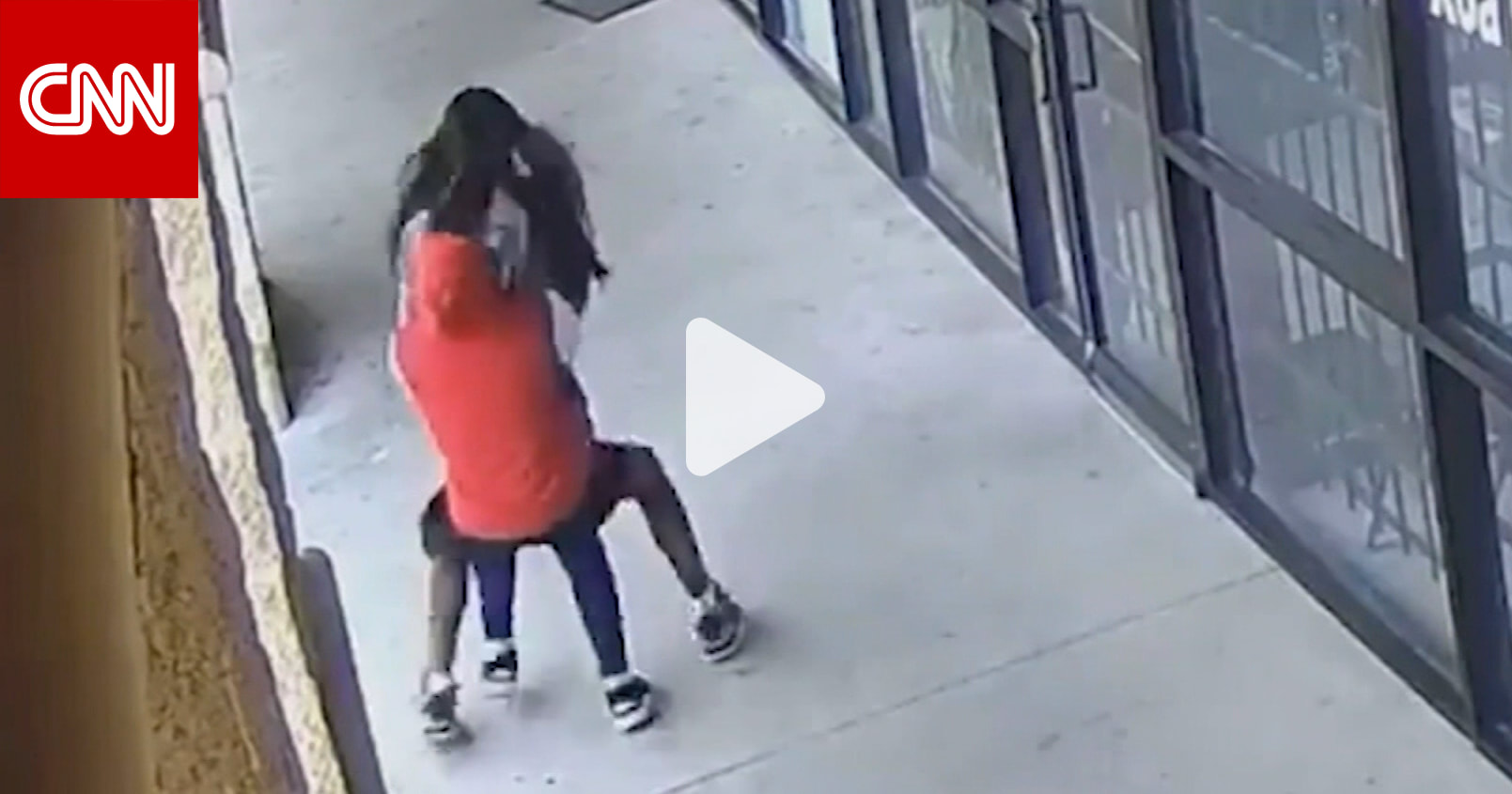 حملها وطرحها أرضًا ثم سرقها.. فيديو يظهر لحظة هجوم شاب على سيدة لسرقتها بأمريكا