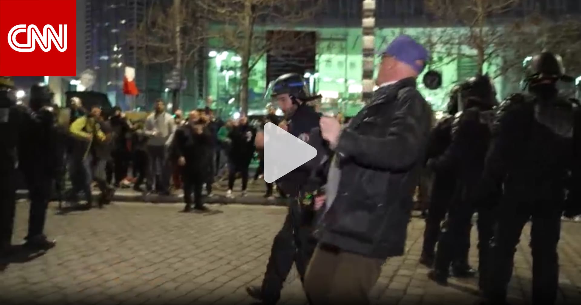 شاهد رد فعل مراسل CNN لحظة رمي زجاجة صوبه خلال مظاهرة في فرنسا