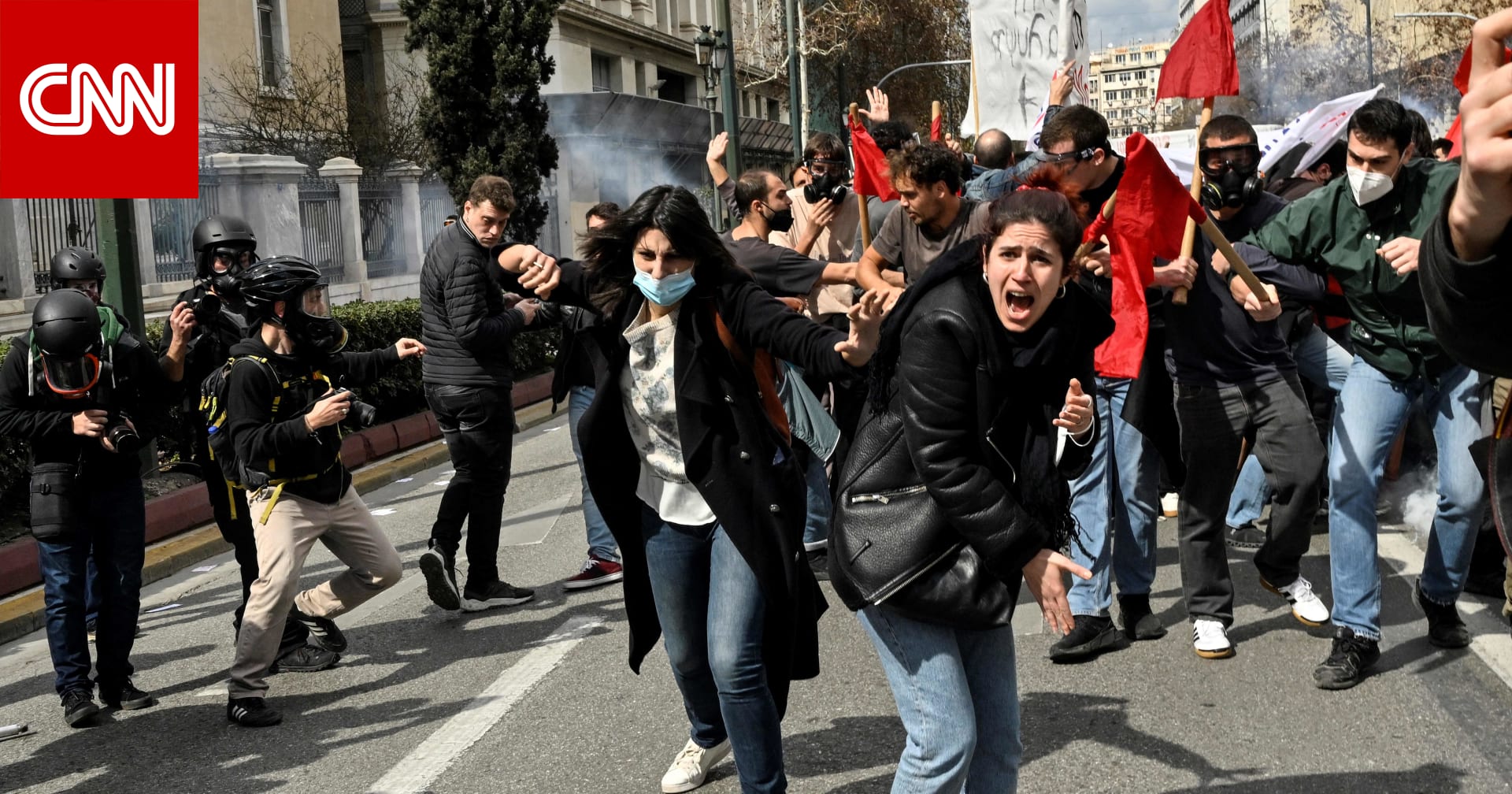 صدامات في أثينا احتجاجًا على حادثة تصادم القطارين المميتة.. ورئيس الحكومة يعتذر