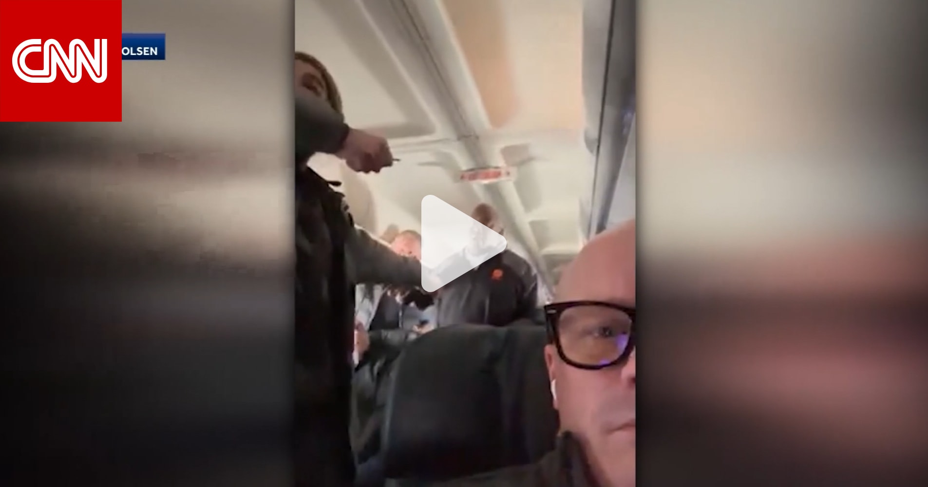 عراك وتهديد في الجو.. فيديو يظهر ما فعله رجل على متن طائرة ركاب