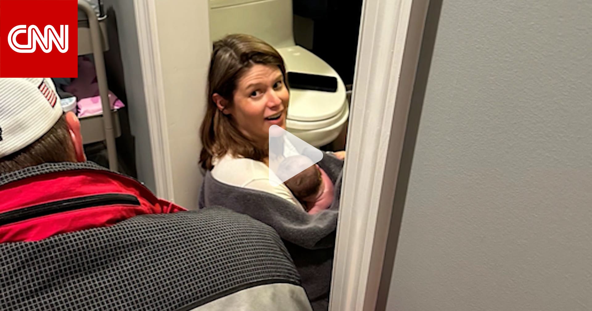 “ماذا نفعل الآن”.. مذيعة CNN تنجب طفلتها في حمام منزلها بعد 13 دقيقة من المخاض