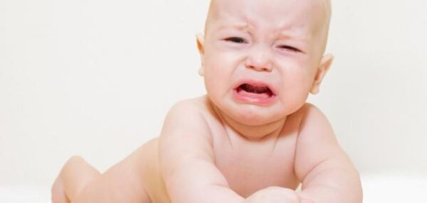 اسباب بكاء الطفل الرضيع بدون سبب