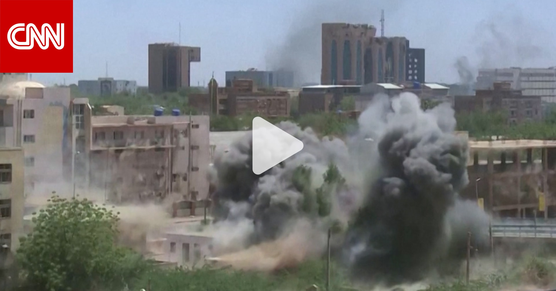 ضربة تلو الأخرى.. فيديو يظهر قصفًا عنيفًا في مناطق بالسودان