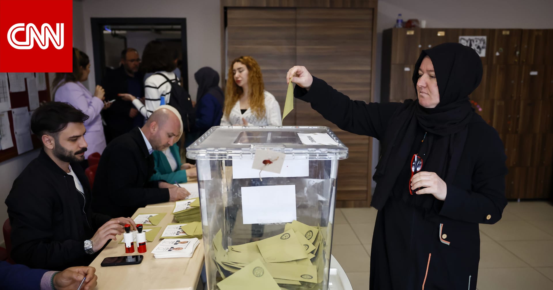 قطة وخروف.. لقطات طريفة لضيوف غير تقليديين في لجان الاقتراع في الانتخابات التركية