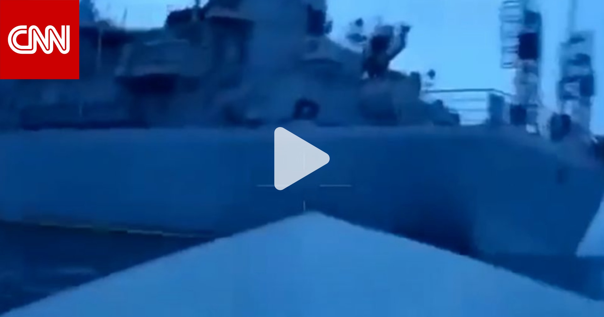 مقطع فيديو يُظهر هجوم “زورق مسيّر” وصدمه سفينة استطلاع روسية على ما يبدو