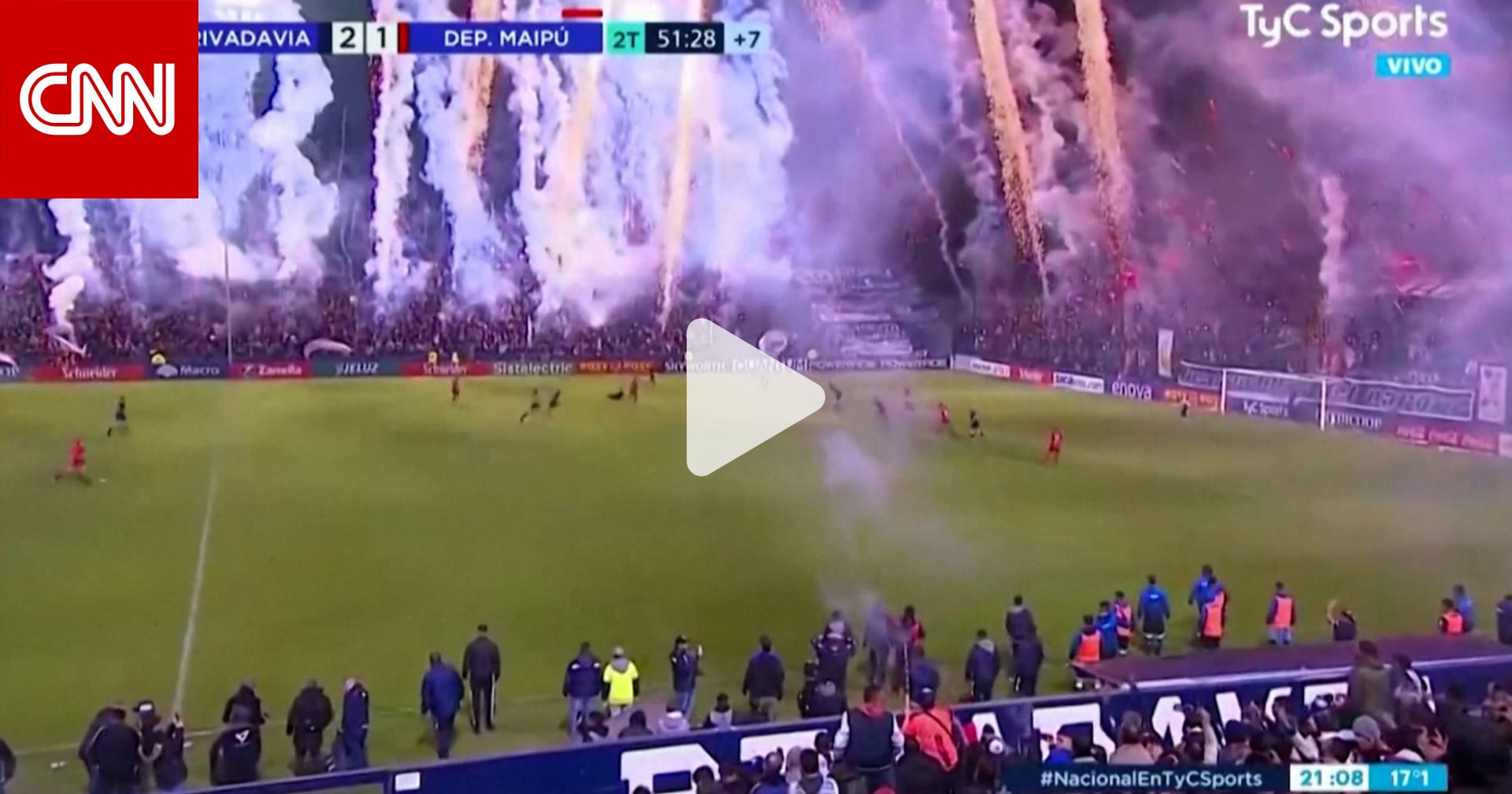 امتلأ الملعب بالدخان.. شاهد كيف احتفل مشجعو فريق بالأرجنتين قبل نهاية المباراة