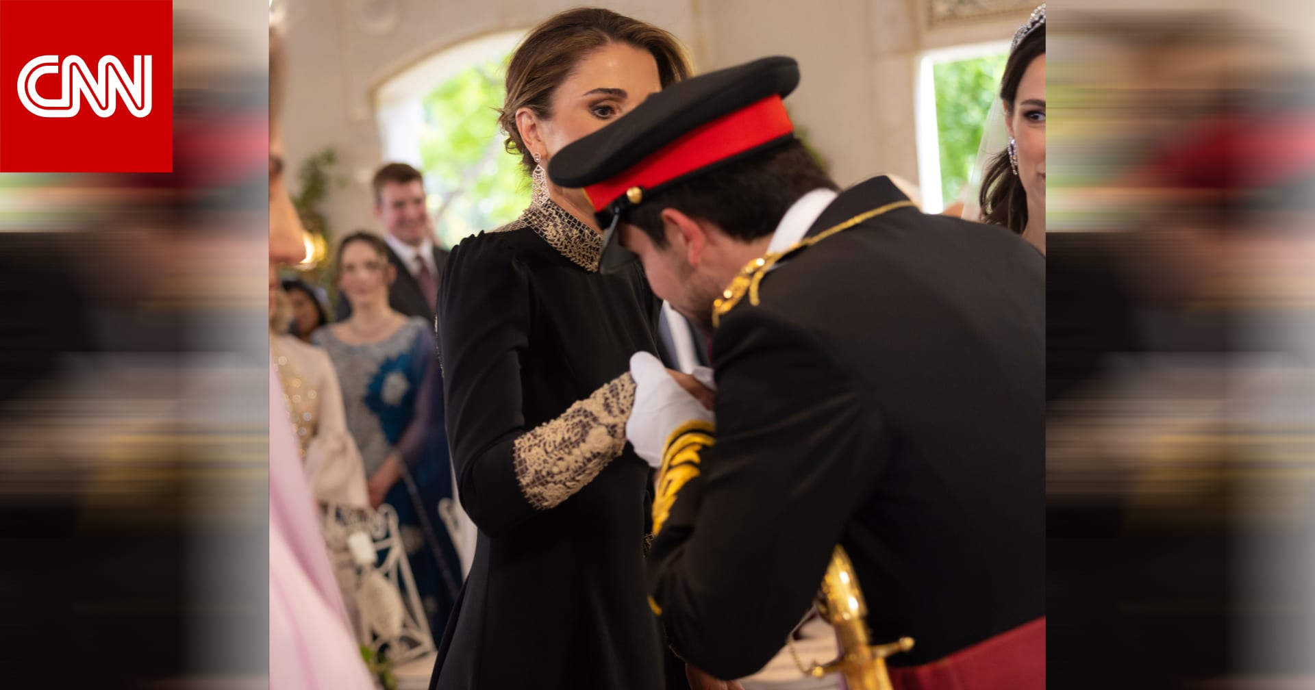 “تربية صالحة”.. لحظة تقبيل ولي عهد الأردن يد أمه الملكة رانيا
