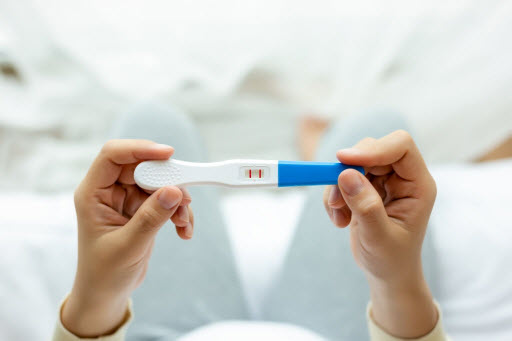 أقوى علامة تدل على الحمل وأعراضه مع عمل اختبار الحمل المنزلي