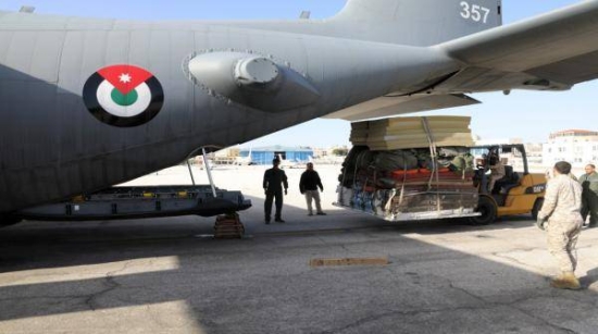 أول مساعدات أردنية تصل إلى مطار العريش